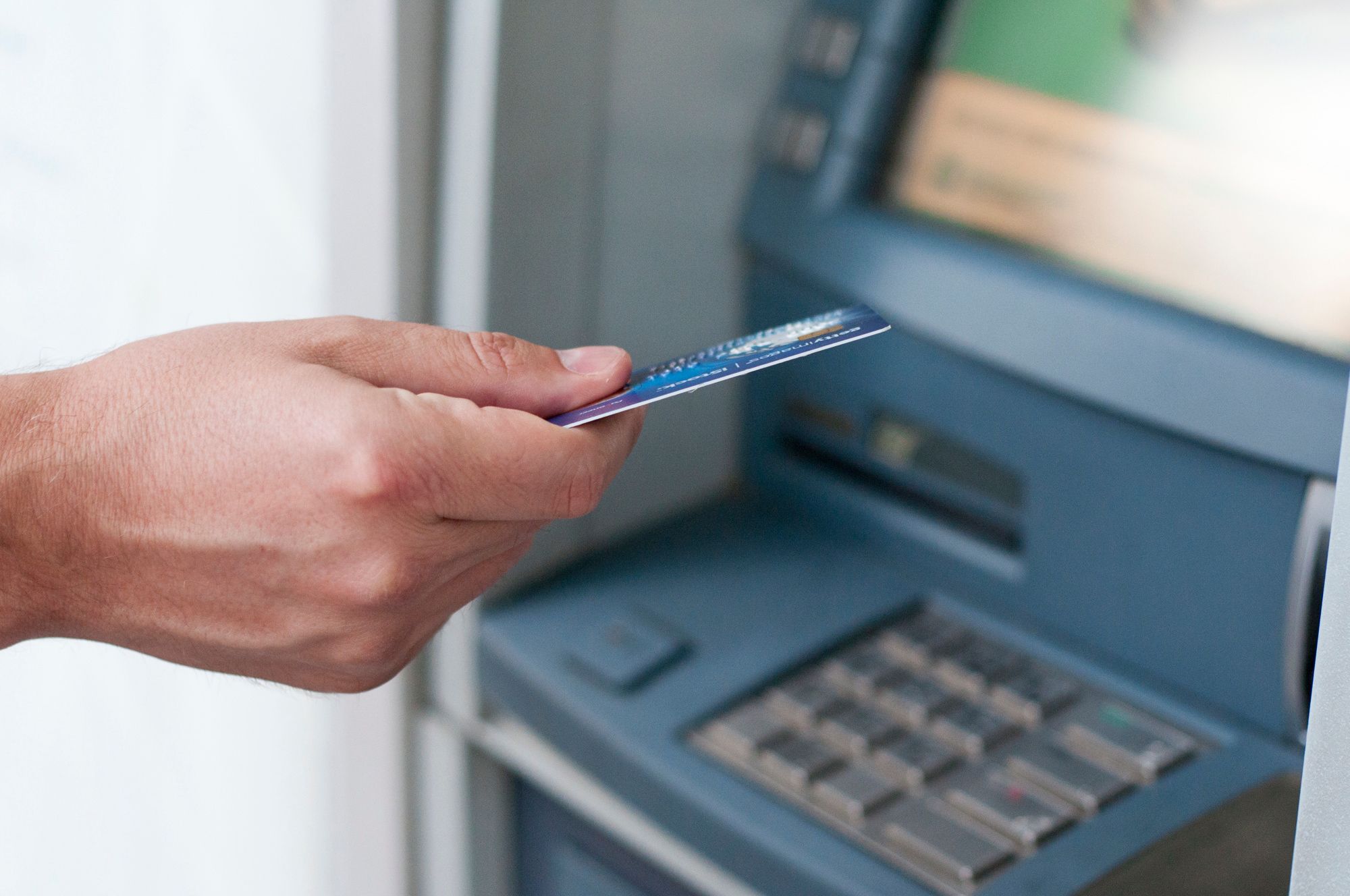 Un usuario inserta una tarjeta bancaria en un cajero automático.