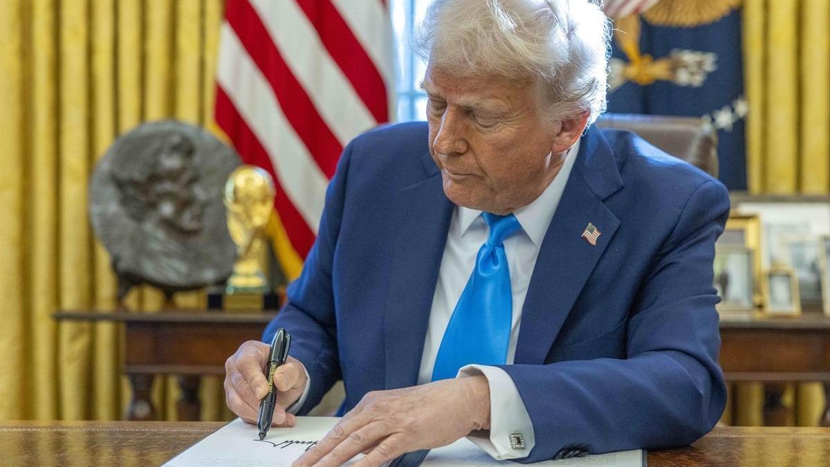 El presidente de Estados Unidos, Donald J. Trump, firma una orden ejecutiva durante una ceremonia de firma en la Oficina Oval de la Casa Blanca en Washington.