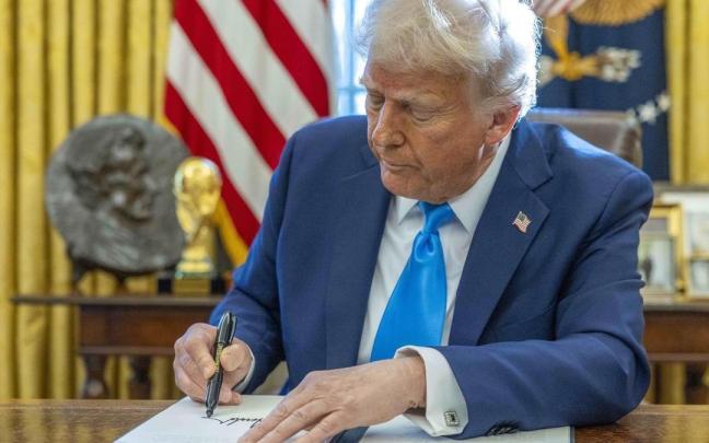 El presidente de Estados Unidos, Donald J. Trump, firma una orden ejecutiva durante una ceremonia de firma en la Oficina Oval de la Casa Blanca en Washington. / EP El presidente de Estados Unidos, Donald J. Trump, firma una orden ejecutiva durante una ceremonia de firma en la Oficina Oval de la Casa Blanca en Washington.