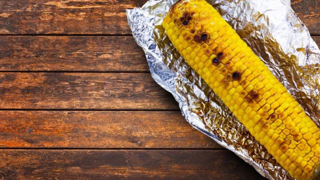 Una mazorca de maíz a la parrilla.