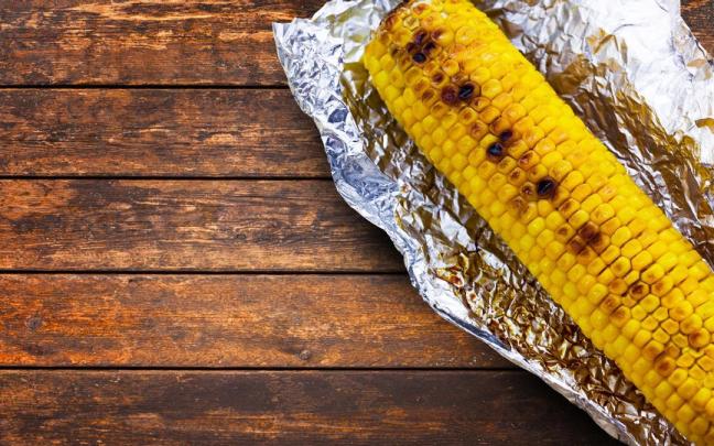 Una mazorca de maíz a la parrilla.