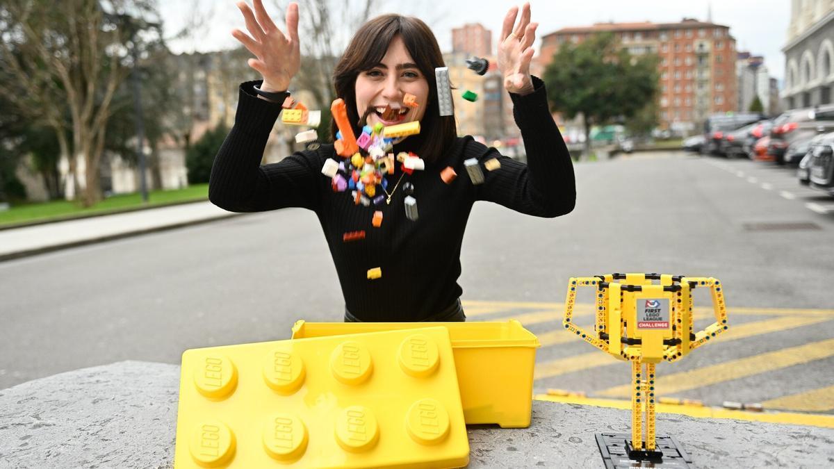 Roberta Vicente Barreras lanza al aire varias piezas de Lego.