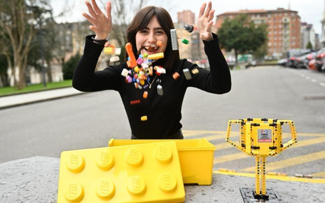 Roberta Vicente Barreras lanza al aire varias piezas de Lego.