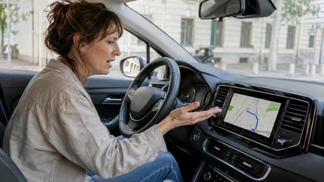 Aunque sabemos que el GPS no puede enfadarse ni llevarnos la contraria, su voz y su capacidad para decidir una ruta hacen que lo tratemos como a un interlocutor.