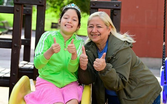 La pequeña Arantza con su madre, Rocío Velazco