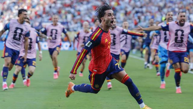 Ferran Torres celebra nada más anotar el gol decisivo de la final del Mundial.