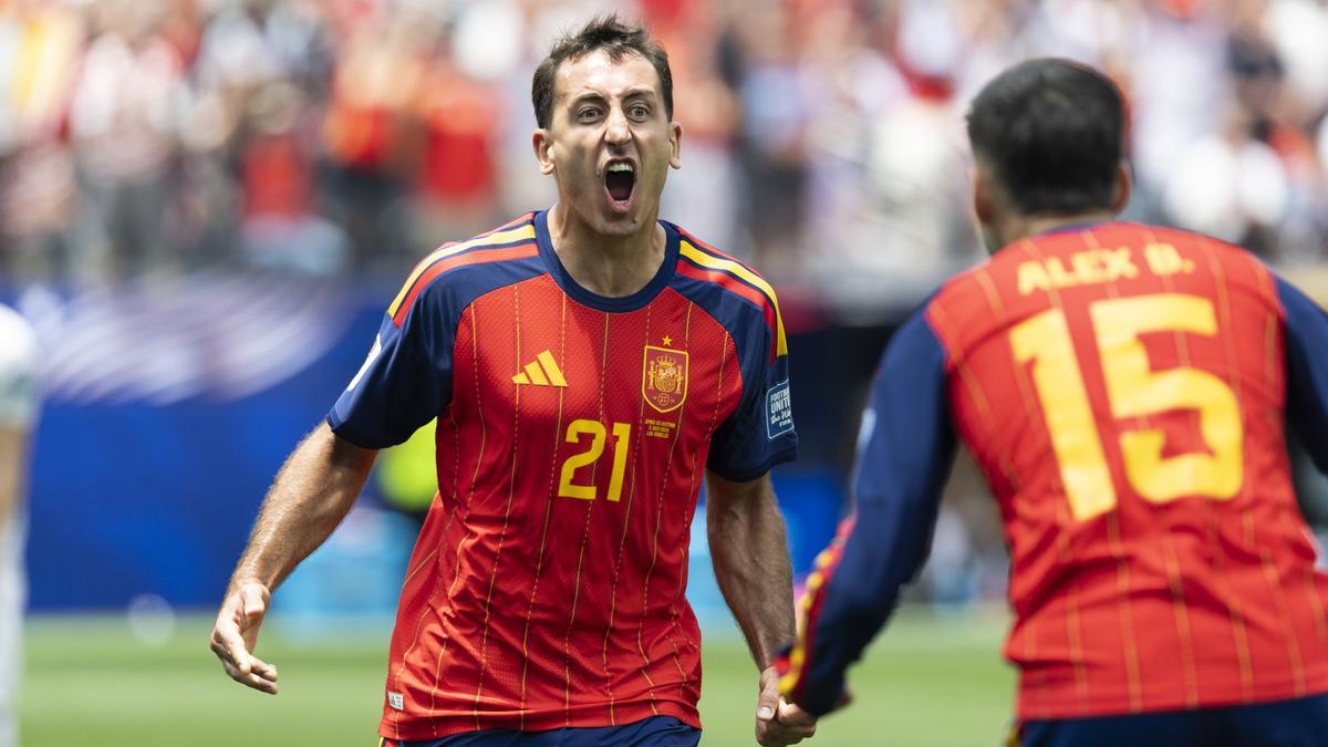 Mikel Oyarzabal celebra su segundo tanto.