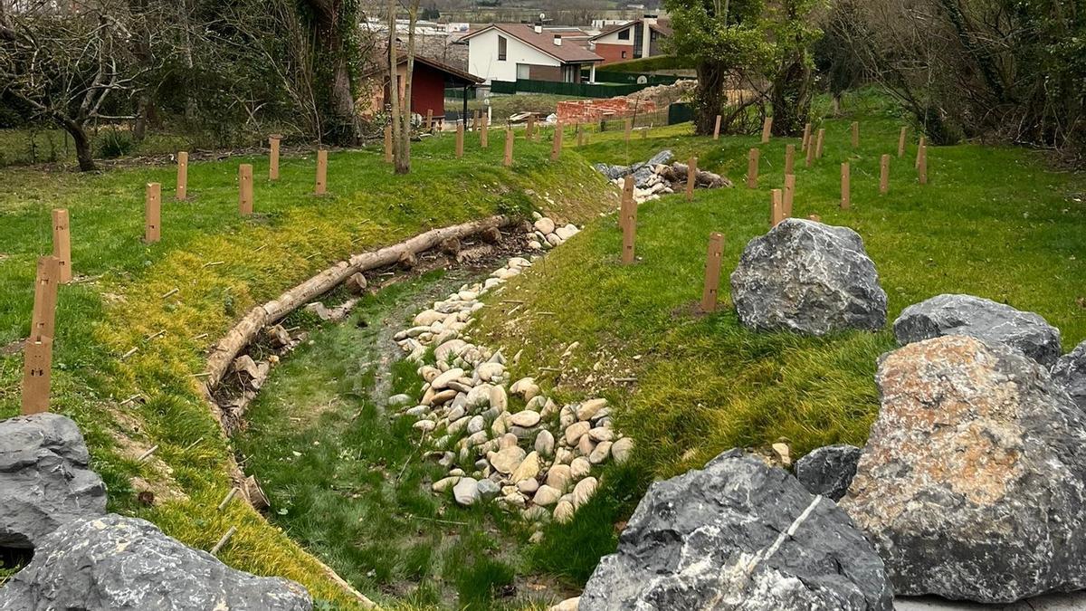 Tramo de arroyo que ha sido restaurado por URA en Orduña