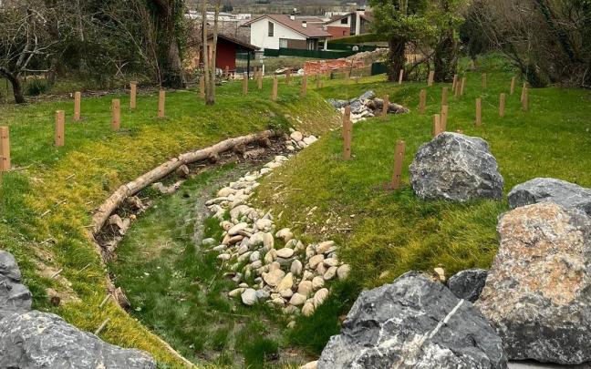 Tramo de arroyo que ha sido restaurado por URA en Orduña