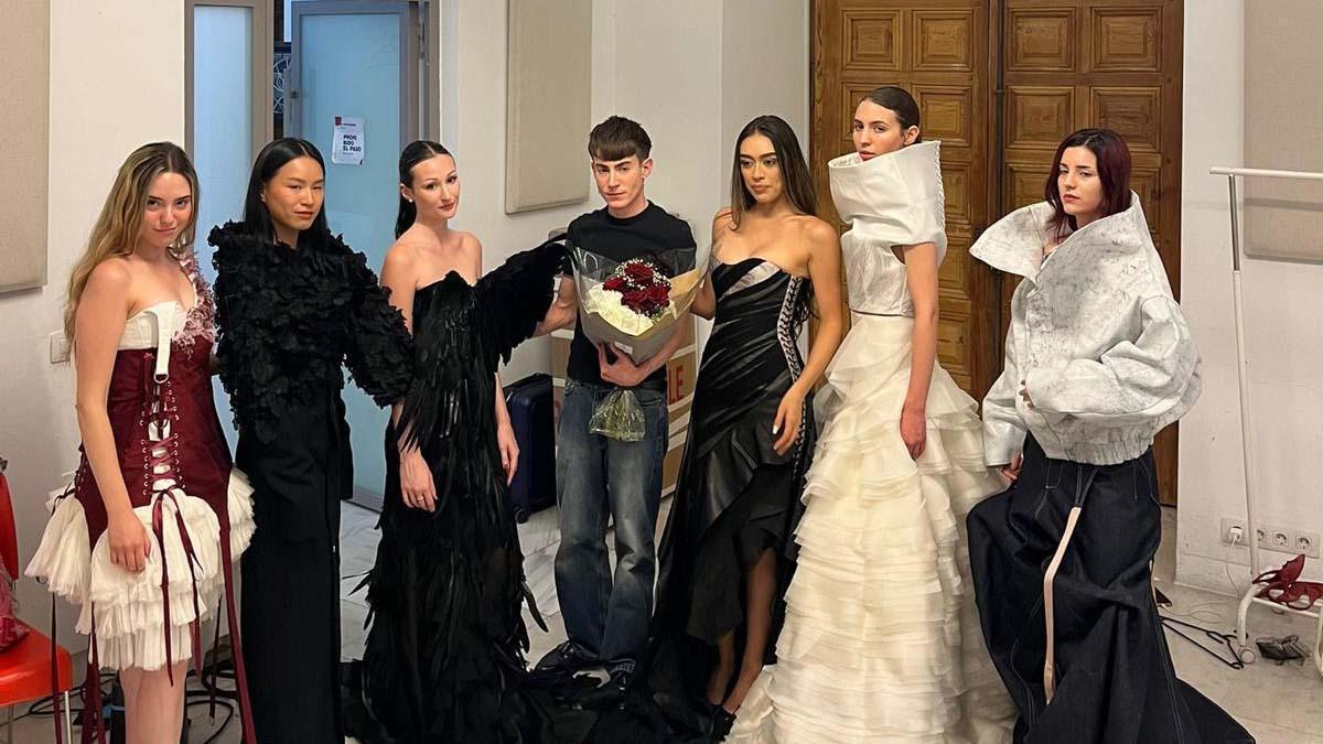 Planteó 25 propuestas, seis de las cuales fueron confeccionadas por el propio creador para su desfile de graduación
