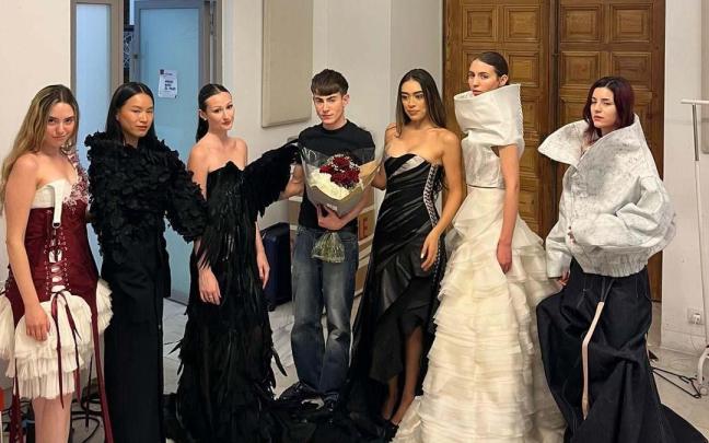 Planteó 25 propuestas, seis de las cuales fueron confeccionadas por el propio creador para su desfile de graduación