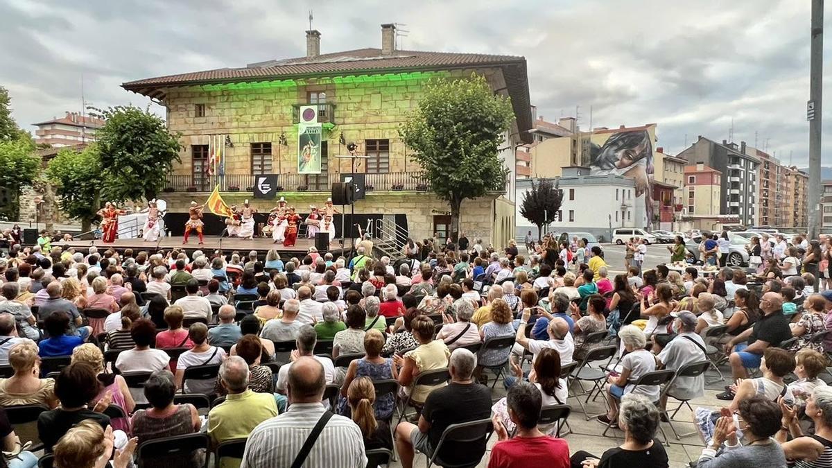Las actuaciones de Folklore Bizian tendrán como escenario la plaza Kurtzeko