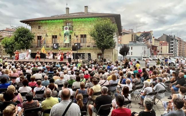 Las actuaciones de Folklore Bizian tendrán como escenario la plaza Kurtzeko