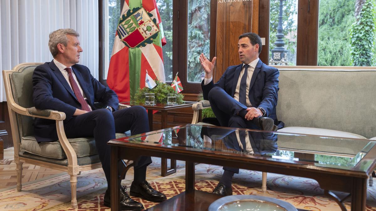 El presidente de la Xunta de Galicia, Alfonso Rueda, y el lehendakari, Imanol Pradales.