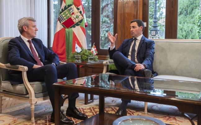 El presidente de la Xunta de Galicia, Alfonso Rueda, y el lehendakari, Imanol Pradales. / Irekia El presidente de la Xunta de Galicia, Alfonso Rueda, y el lehendakari, Imanol Pradales.