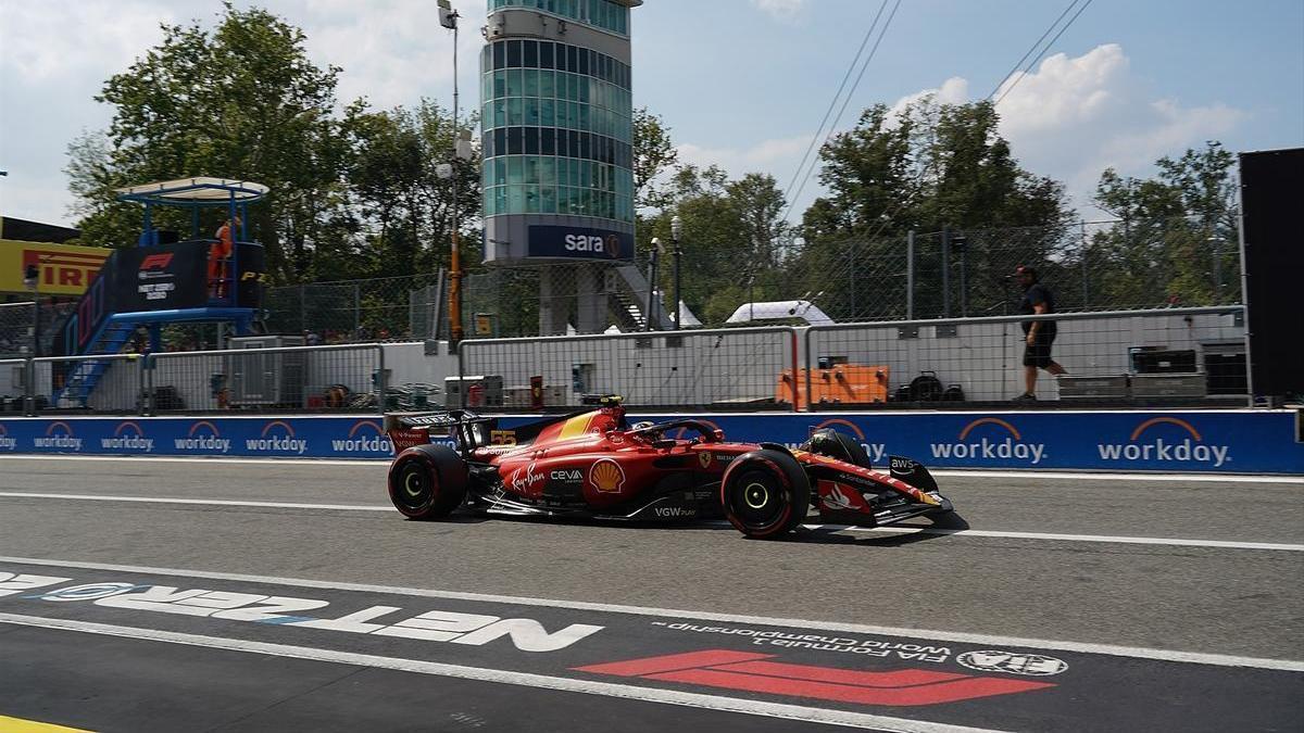 Carlos Sainz pilotando su Ferrari en el circuito de Monza, donde se disputa el Gran Premio de Italia de la Fórmula 1.
