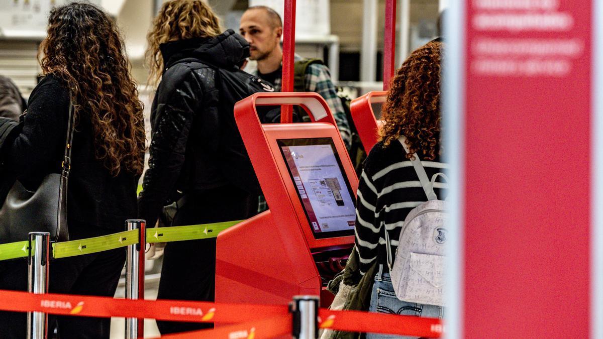 Pasajeros en un aeropuerto.