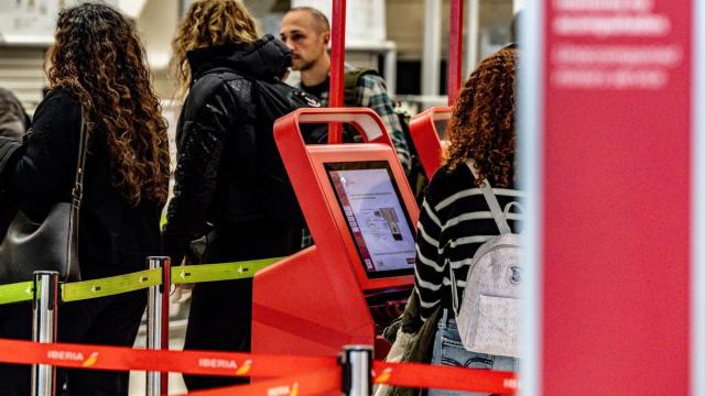 Pasajeros en un aeropuerto.