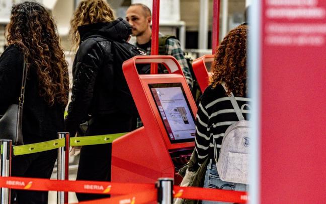 Pasajeros en un aeropuerto.