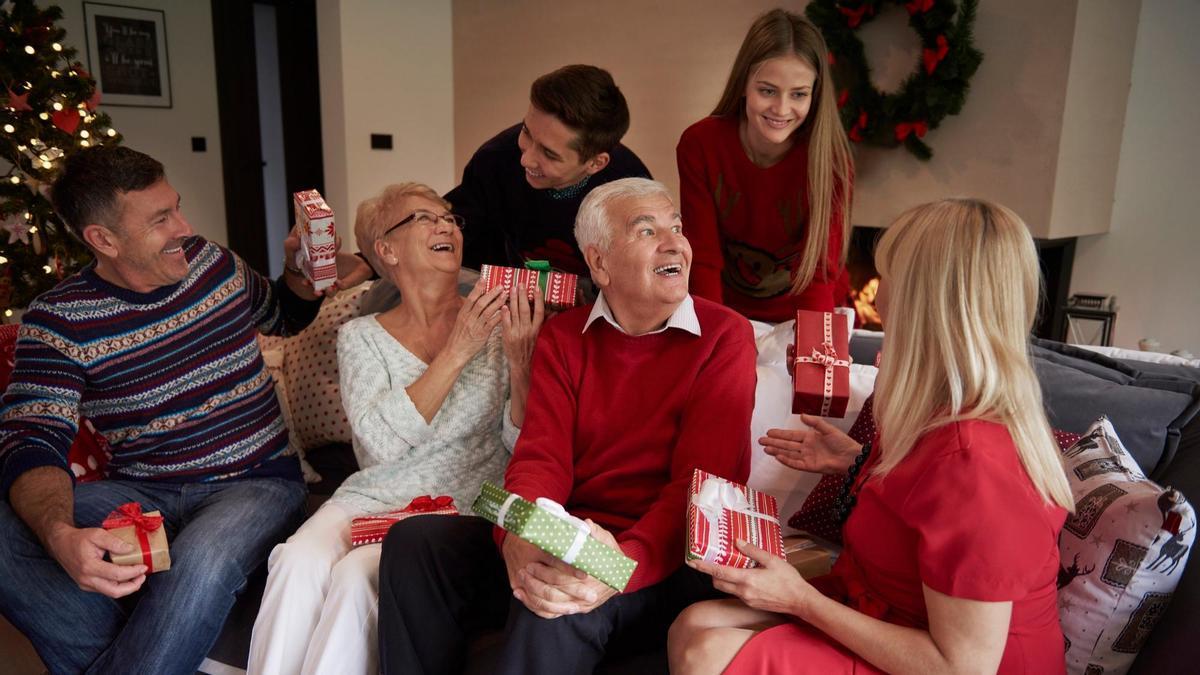 Una familia comparte sus regalos en Navidad.