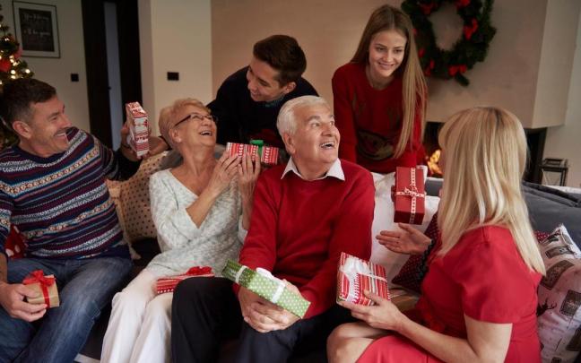 Una familia comparte sus regalos en Navidad.