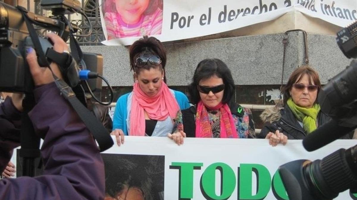 Ruth Ortiz, la madre de los dos niños asesinados en Córdoba en 2011, en una pasada concentración en Huelva