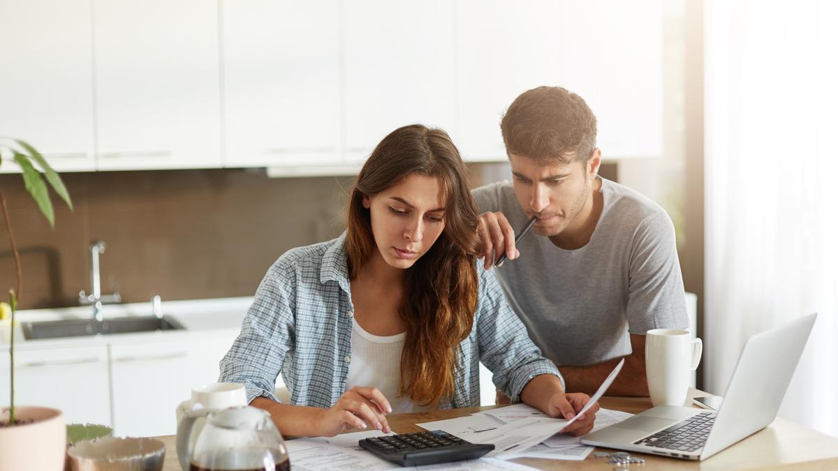 Una joven pareja hace cuentas para ver el estado de sus finanzas.