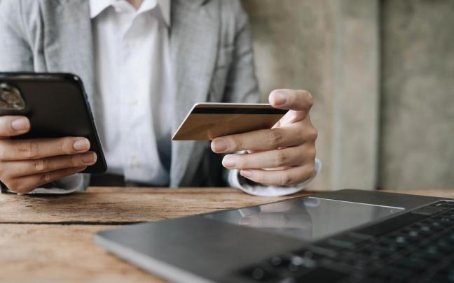 Una persona realiza una transferencia bancaria por medios electrónicos.