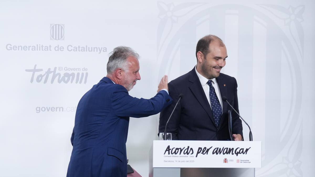 El consejero de la Presidencia del Govern, Albert Dalmau Miranda, y el ministro de Política Territorial y Memoria Democrática de España, Ángel Víctor Torres, ofrecen declaraciones tras la reunión de la Comisión bilateral