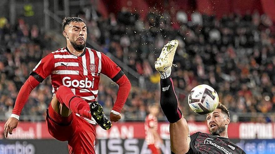 Taty Castellanos disputa el balón con Yeray Álvarez en el partido de ida entre el Athletic y el Girona disputado en Montilivi. | FOTO: EFE