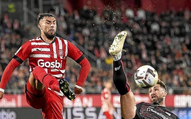 Taty Castellanos disputa el balón con Yeray Álvarez en el partido de ida entre el Athletic y el Girona disputado en Montilivi. | FOTO: EFE