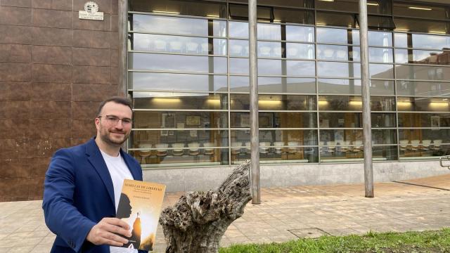 Telmo Lazkano posa con su nuevo libro 'Semillas de Libertad'.