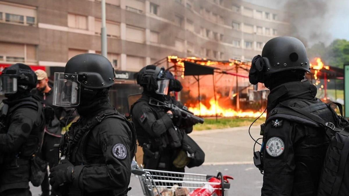 Agentes de la Policía francesa, en uno de los escenarios de las protestas.