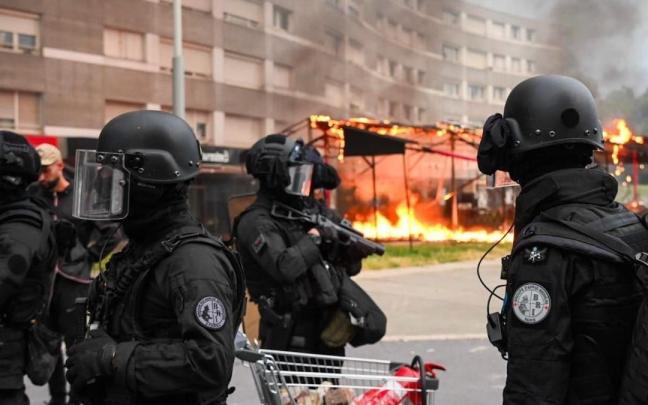 Agentes de la Policía francesa, en uno de los escenarios de las protestas.