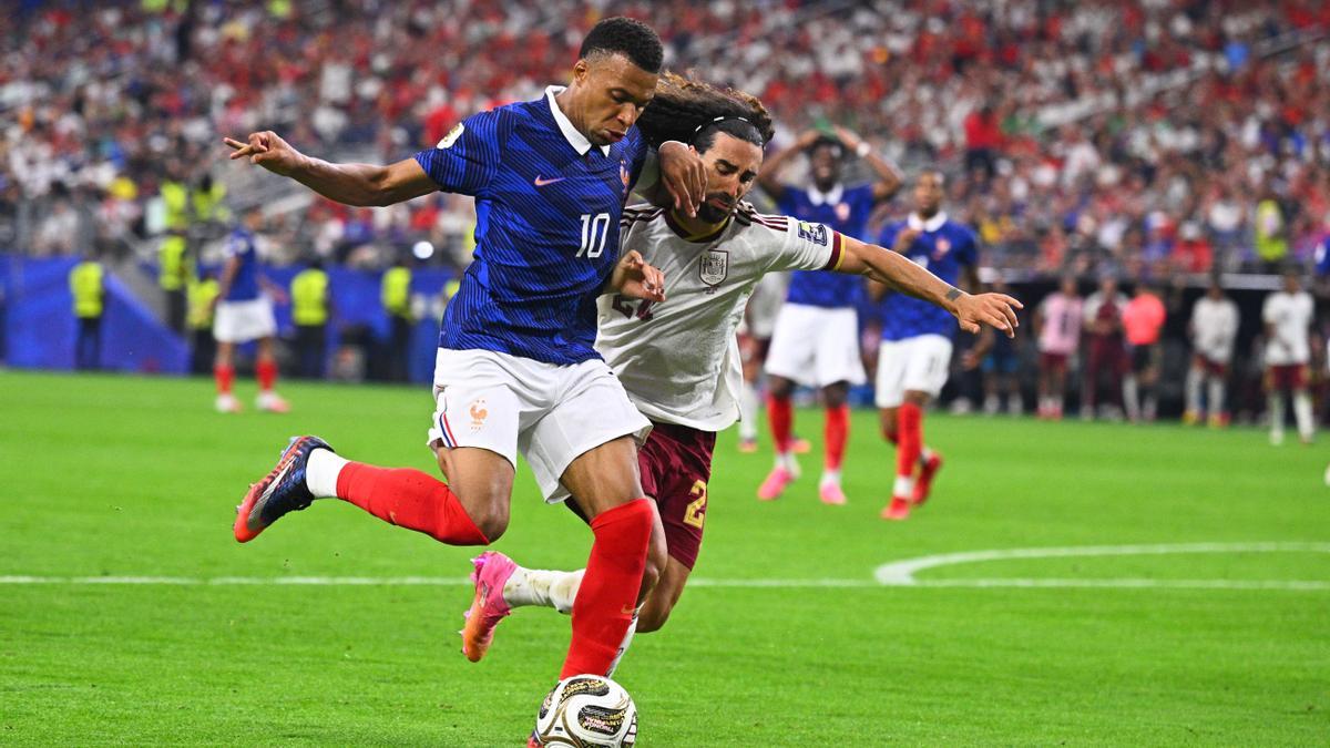 Kylian Mbappe (i) y Marc Cucurella (d), peleando por el balón durante el encuentro entre España y Francia.