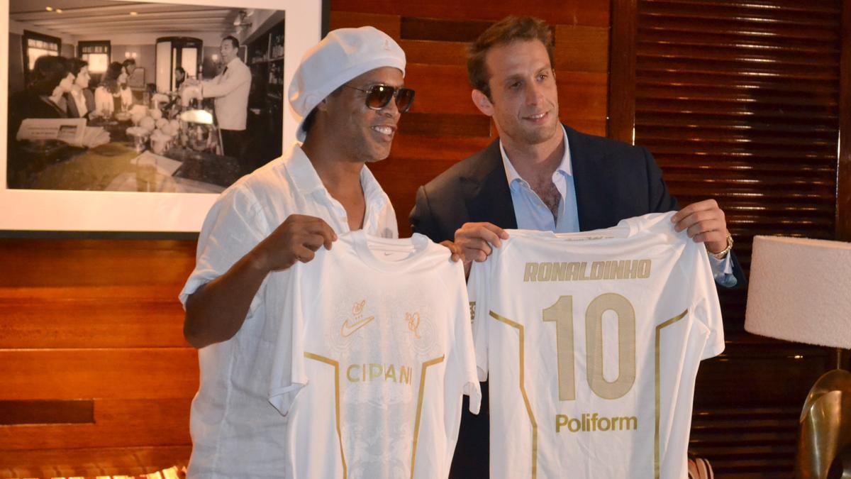 Ronaldinho, en la presentación con el Ravenna FC.