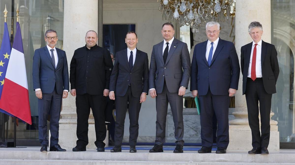 La delegación ucraniana posa con los representantes de Francia, Alemania y Reino Unido.