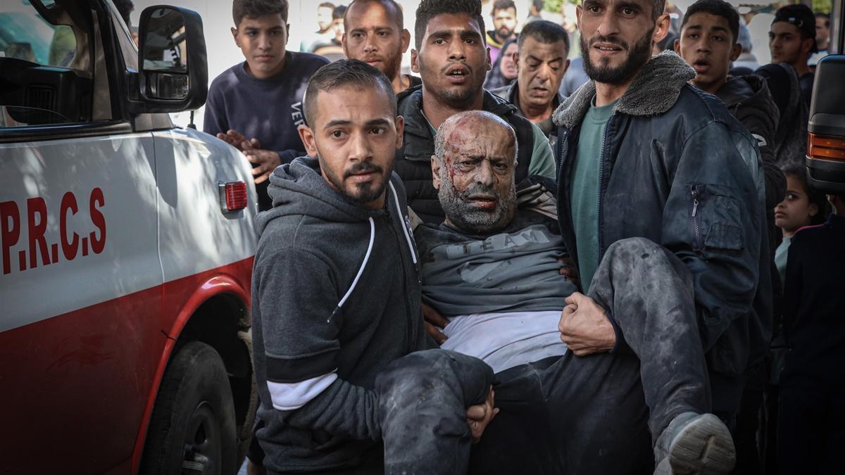 Un hombre herido es llevado al hospital tras un bombardeo israelí en Gaza.