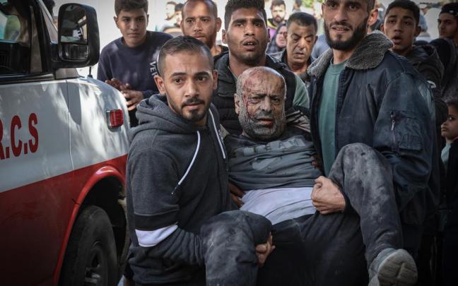 Un hombre herido es llevado al hospital tras un bombardeo israelí en Gaza.