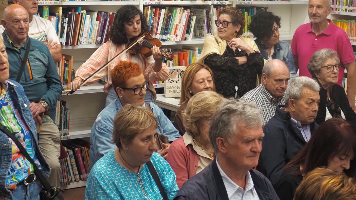 Las notas de "Txoria txori" han sonado en la biblioteca en recuerdo a Imanol Elías.
