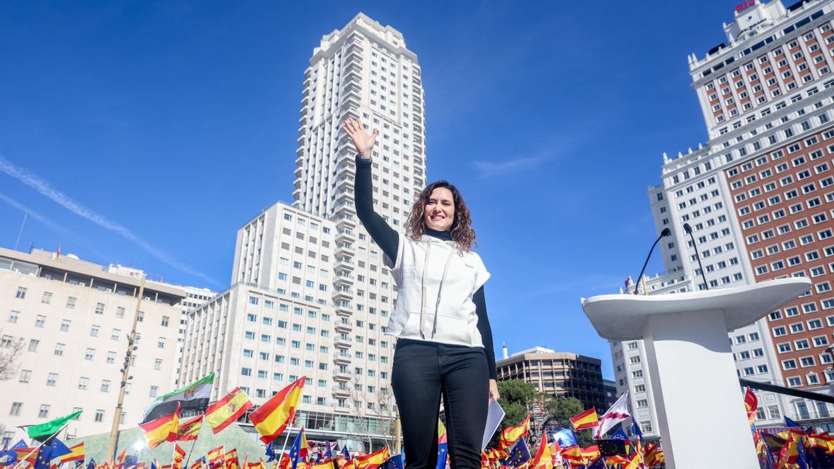 Isabel Díaz Ayuso saludo a los participantes en la manifestación de este domingo en Madrid.