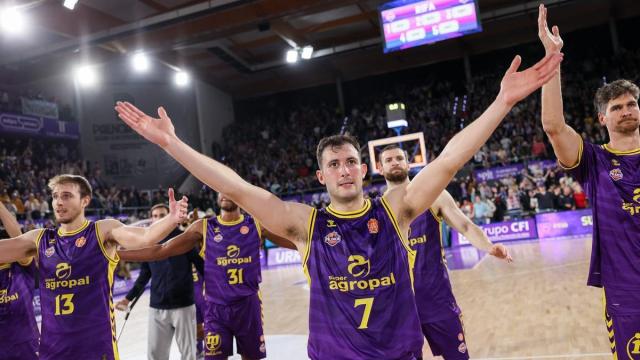 Xabier Oroz, dorsal número 7, celebrando una victoria con el equipo y la afición.