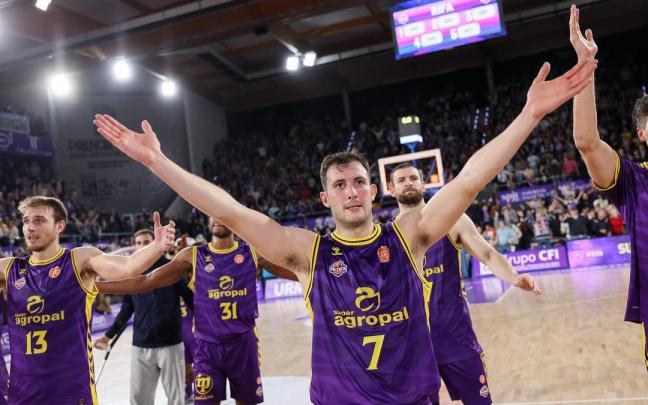 Xabier Oroz, dorsal número 7, celebrando una victoria con el equipo y la afición.