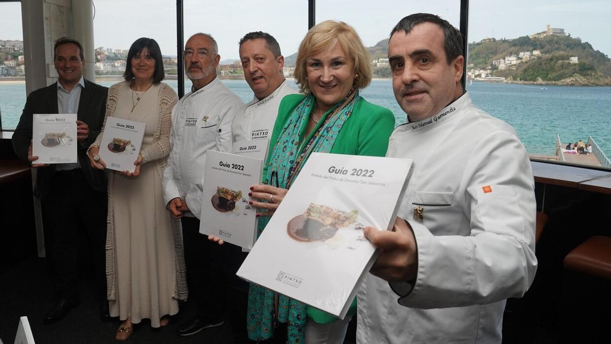 Iker Goiria, Maire Módrego, Patxi Bergara, Alfredo Escobar, Cristina Lagé y Juanma Garmendia, en la presentación de la guía.