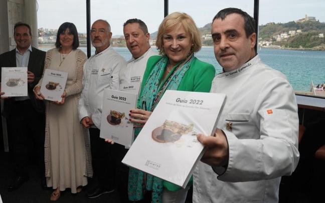 Iker Goiria, Maire Módrego, Patxi Bergara, Alfredo Escobar, Cristina Lagé y Juanma Garmendia, en la presentación de la guía.