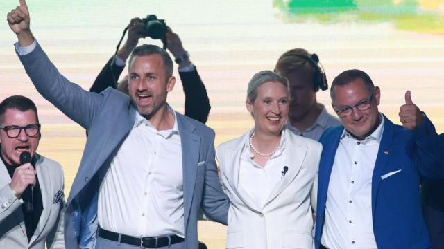 Ulrich Siegmund (izqda.), candidato del partido de extrema derecha Alternativa para Alemania, en el cierre de la campaña.