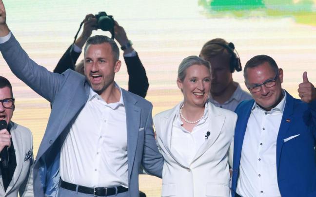 Ulrich Siegmund (izqda.), candidato del partido de extrema derecha Alternativa para Alemania, en el cierre de la campaña.