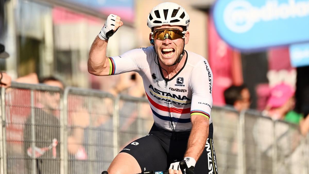 Mark Cavendish celebrando una victoria de etapa en el Giro de este año.
