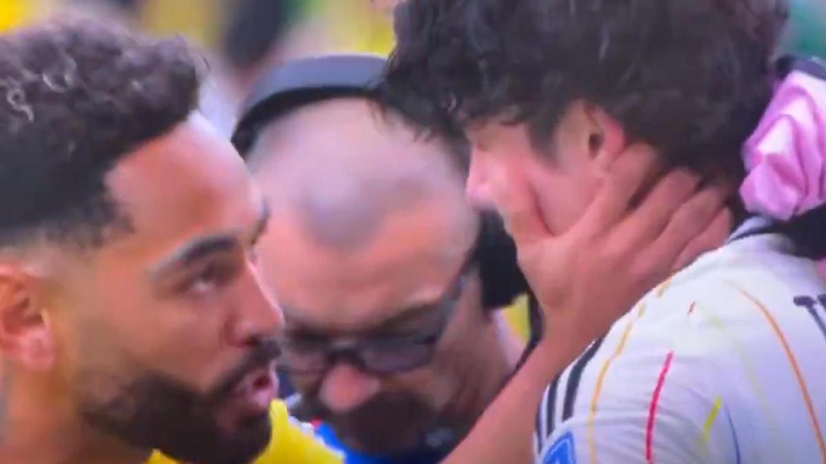 Ao Tanaka es consolado por Matheus Cunha.