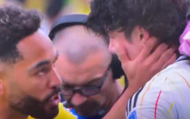 Ao Tanaka es consolado por Matheus Cunha.